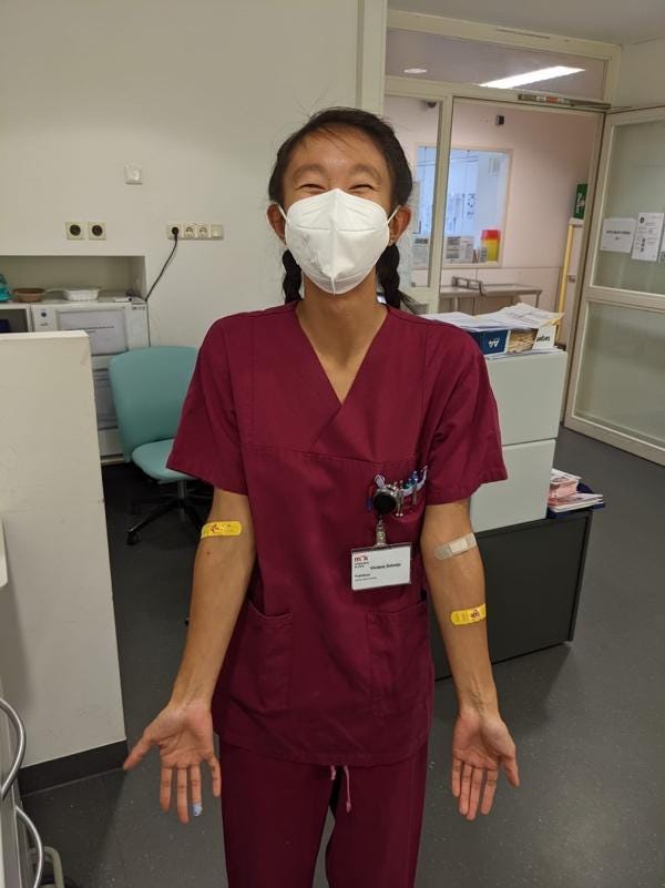 Ein Bild, das Im Haus, Wand, Person, Kleidung enthält.

Automatisch generierte Beschreibung