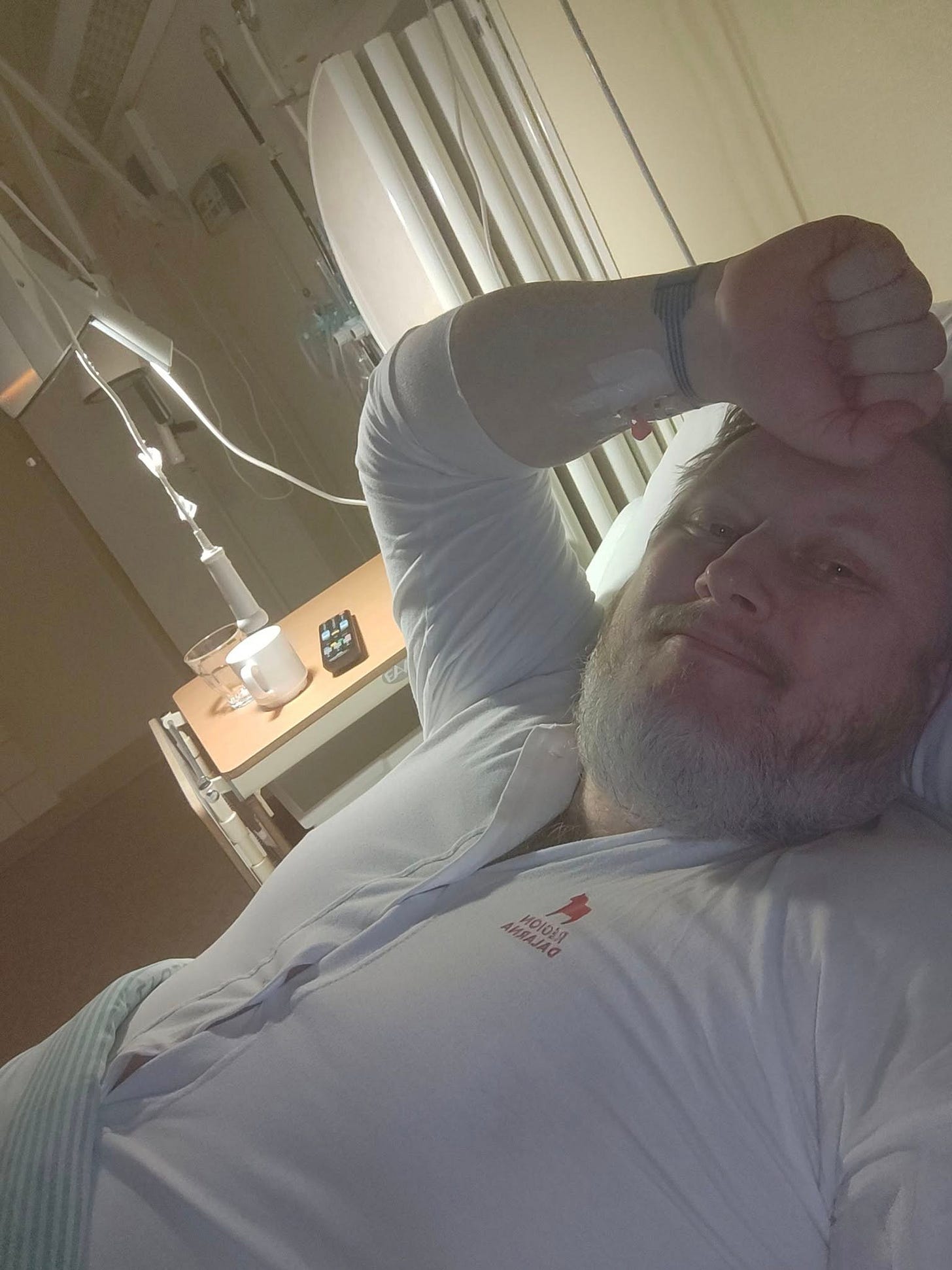 Kan vara en bild av 1 person, skägg och sjukhus