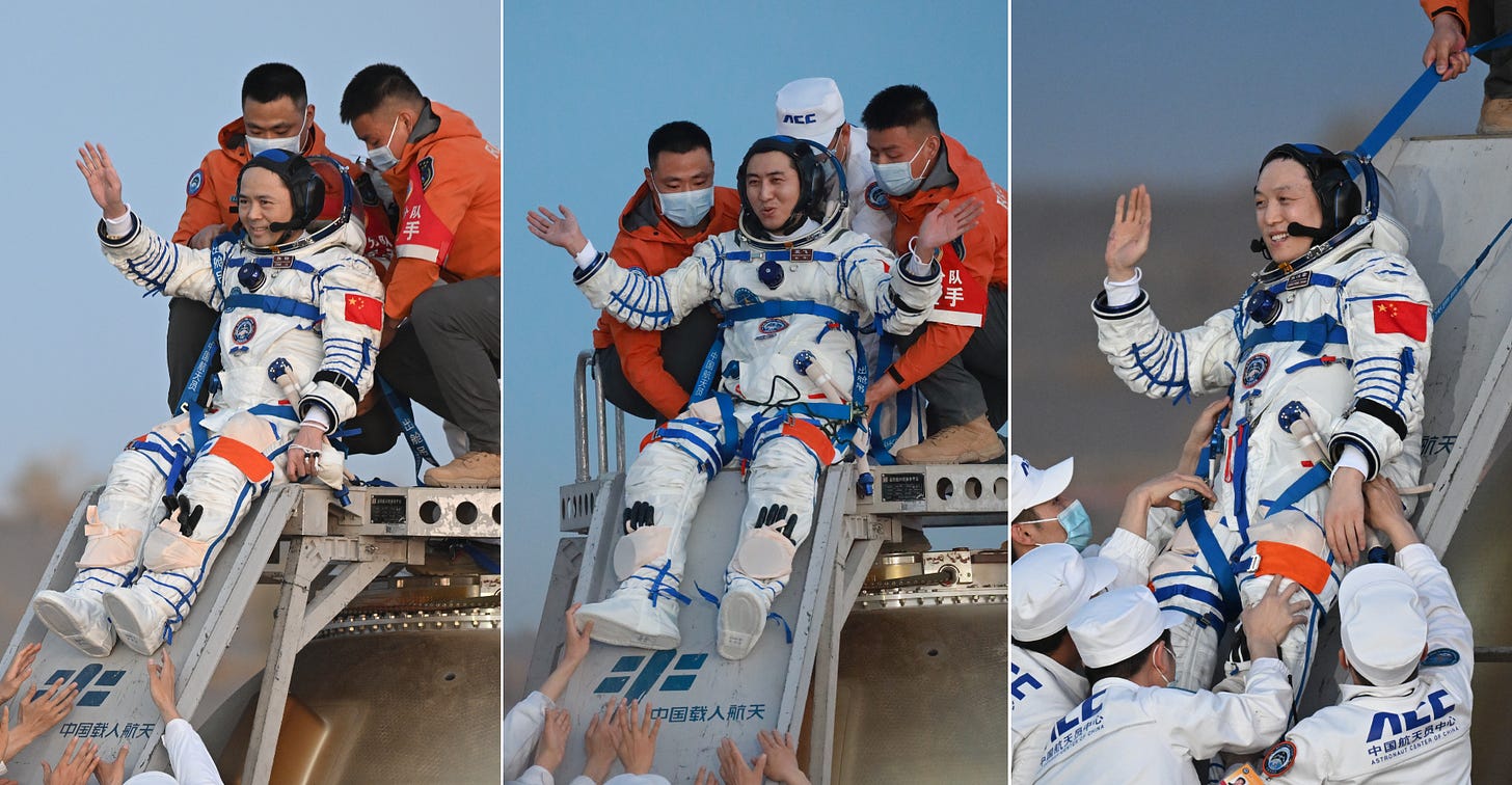 Zhang Lu (left), Wu Fei (center), and Zhang Hongzhang (right) being supported during extraction from the Shenzhou-22 spacecraft. Zhang Lu (left), Wu Fei (center), and Zhang Hongzhang (right) being supported during extraction from the Shenzhou-22 spacecraft.