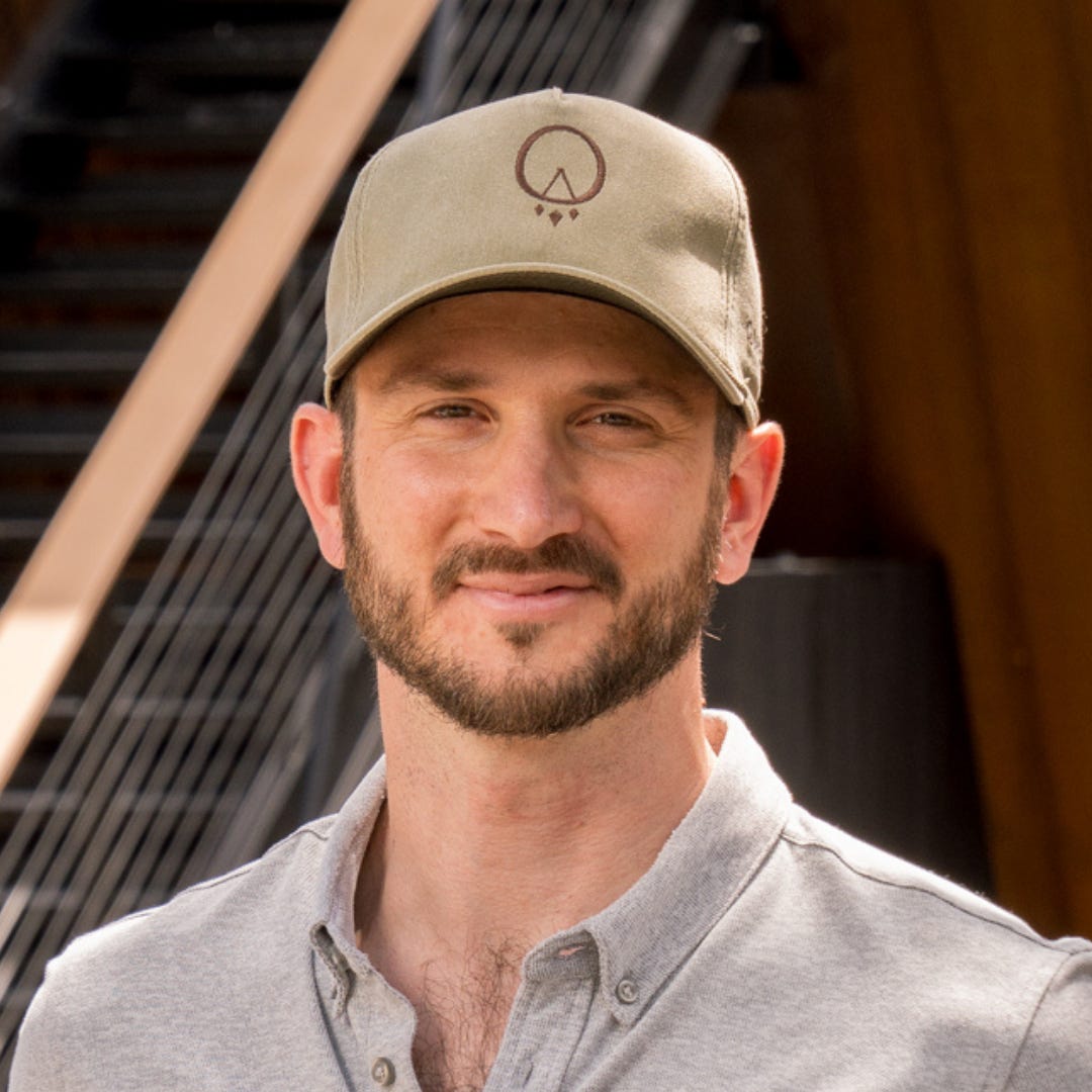 The Modern Traveler logo