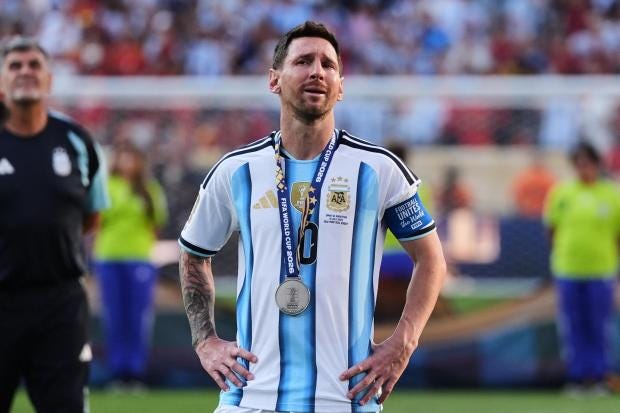 El capitán argentino Lionel Messi llora tras la derrota 1-0... El capitán argentino Lionel Messi llora tras la derrota 1-0...