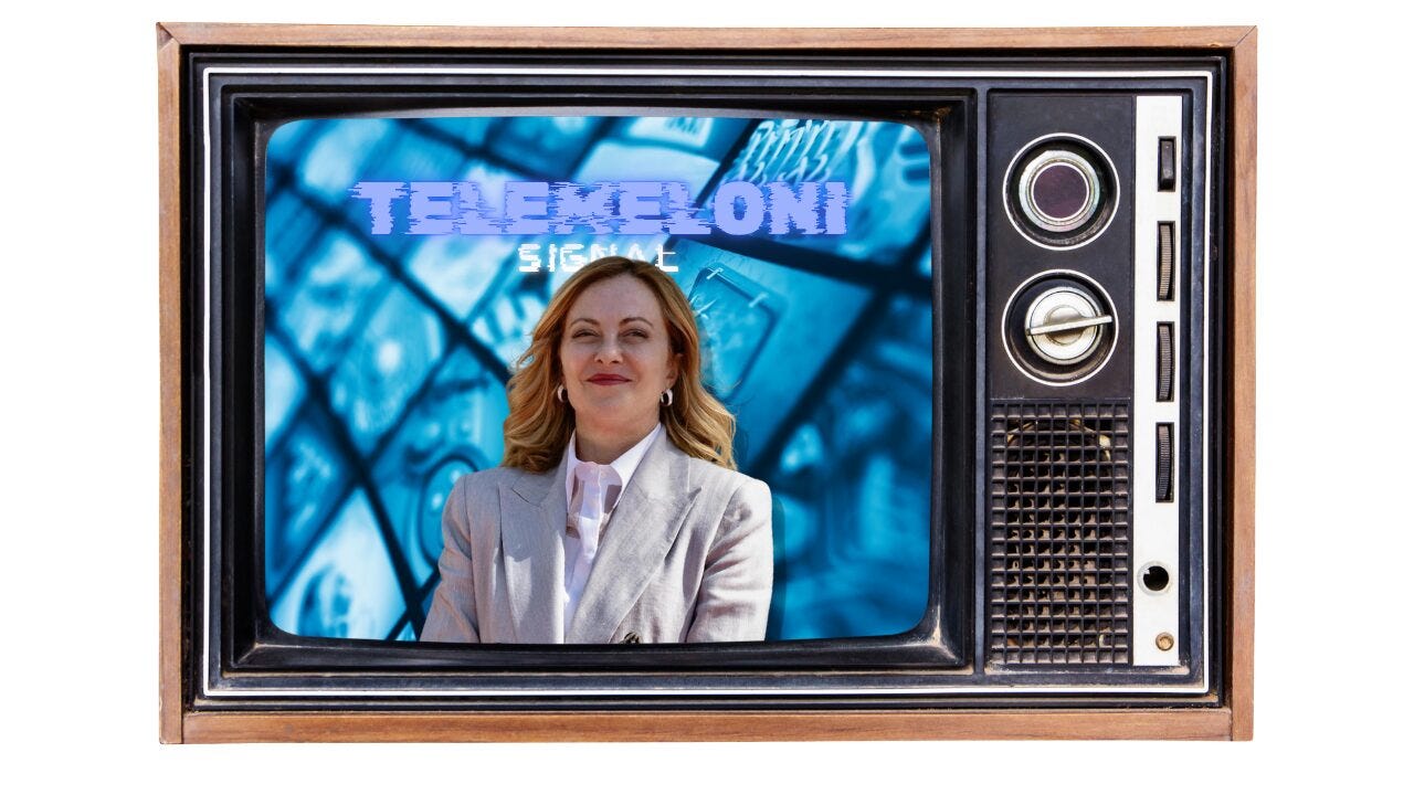 Giorgia Meloni in primo piano su uno schermo televisivo vintage con la scritta distorta “segnale assente”, a simboleggiare il silenzio del governo e dei media sul referendum 2025. Giorgia Meloni in primo piano su uno schermo televisivo vintage con la scritta distorta “segnale assente”, a simboleggiare il silenzio del governo e dei media sul referendum 2025.