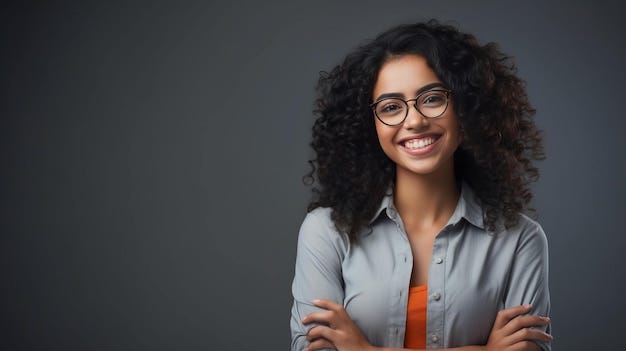Une Jeune Employée D'entreprise Debout Avec Un Charmant Sourire Et Des  Lunettes Générées Par L'ia | Photo Premium