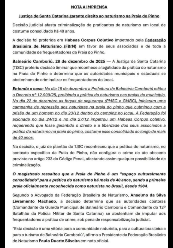 Screenshot of a Portuguese-language press release titled “Justiça de Santa Catarina garante direito ao naturismo na Praia do Pinho.” The document summarizes a preliminary court ruling in Santa Catarina recognizing the legality of naturism at Praia do Pinho, following a collective habeas corpus filed by the Brazilian Federation of Naturism. It explains that the court barred authorities from criminalizing nonsexual nudity at the beach, citing its more than 40-year history as a culturally established naturist space, and includes a statement from FBrN president Paula Duarte Silveira calling the decision a victory for the naturist community.