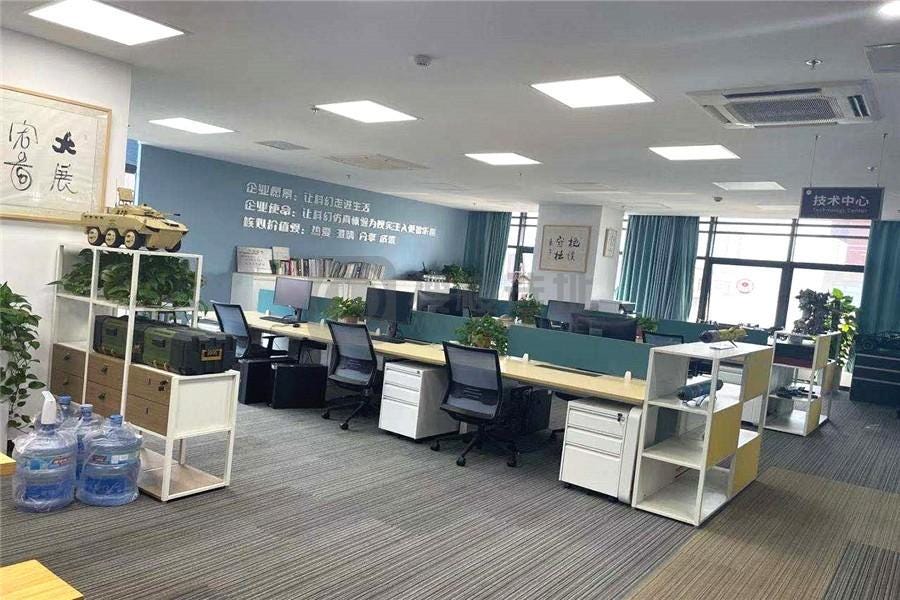 An office with desks and chairs

Description automatically generated