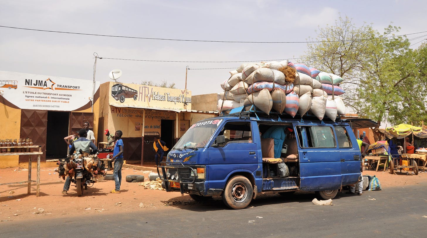 File:Niger, Margou (3), scene with minibus.jpg - Wikimedia Commons