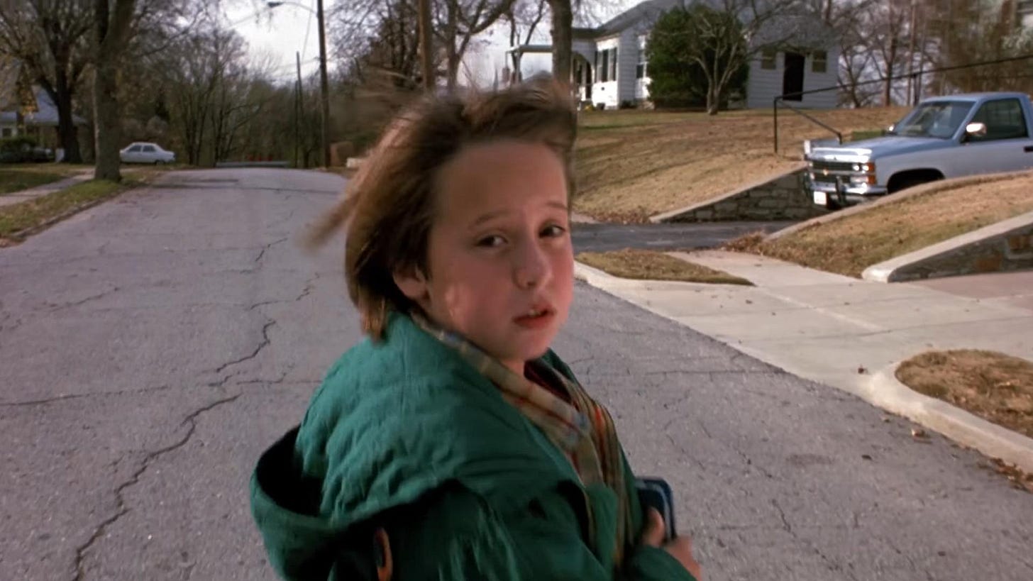 De jonge Scott Norman (Robert Hy Gorman) rent weg van zijn achtervolgers in Sometimes They Come Back (1991).