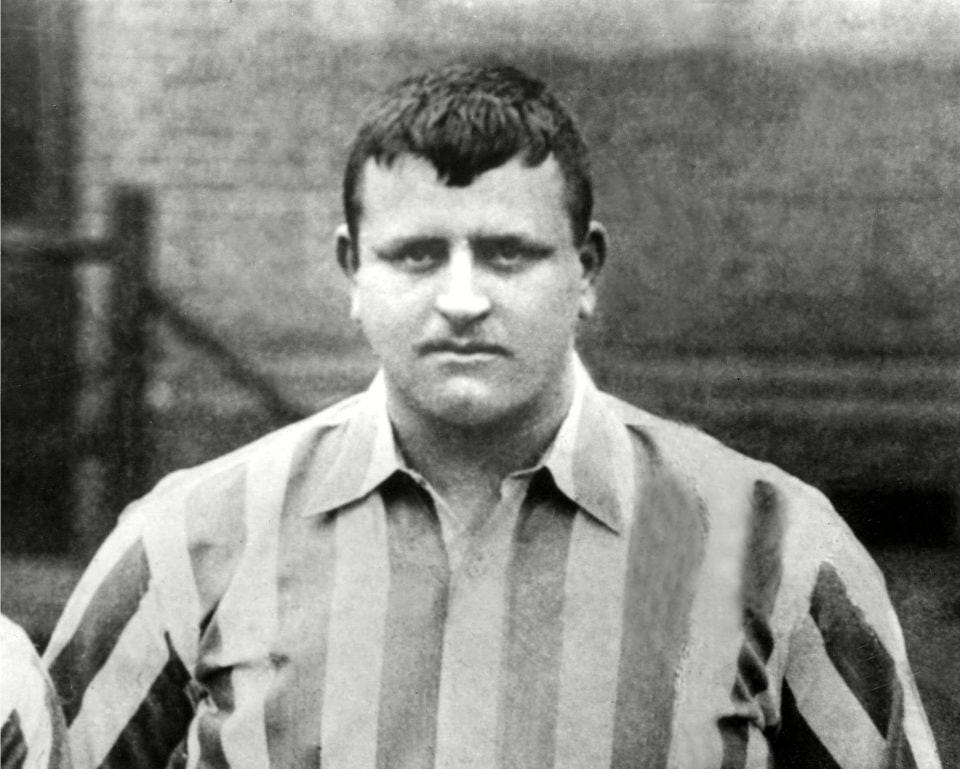 Revealed, the real reason for ball-boys... to make Chelsea's 23-stone, 6ft  4ins goalkeeper look even bigger between the sticks | The Sun Revealed, the real reason for ball-boys... to make Chelsea's 23-stone, 6ft  4ins goalkeeper look even bigger between the sticks | The Sun