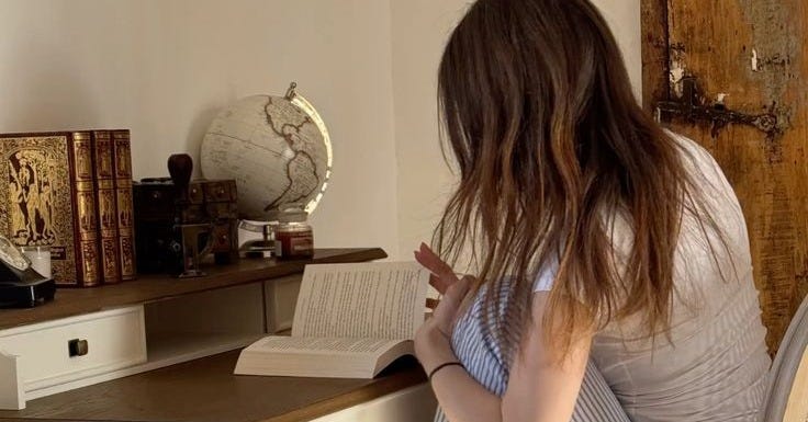 Substack visibility strategy in 2026 — how Notes, comments, and consistent engagement can help writers reach more readers and grow their audience.