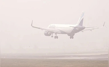 Dense fog disrupts Delhi airport ops; 118 flights cancelled, 130 delayed |  Top News - Business Standard