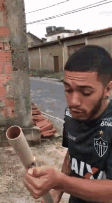 gif animado de um homem bem feliz soltando um rojão na rua