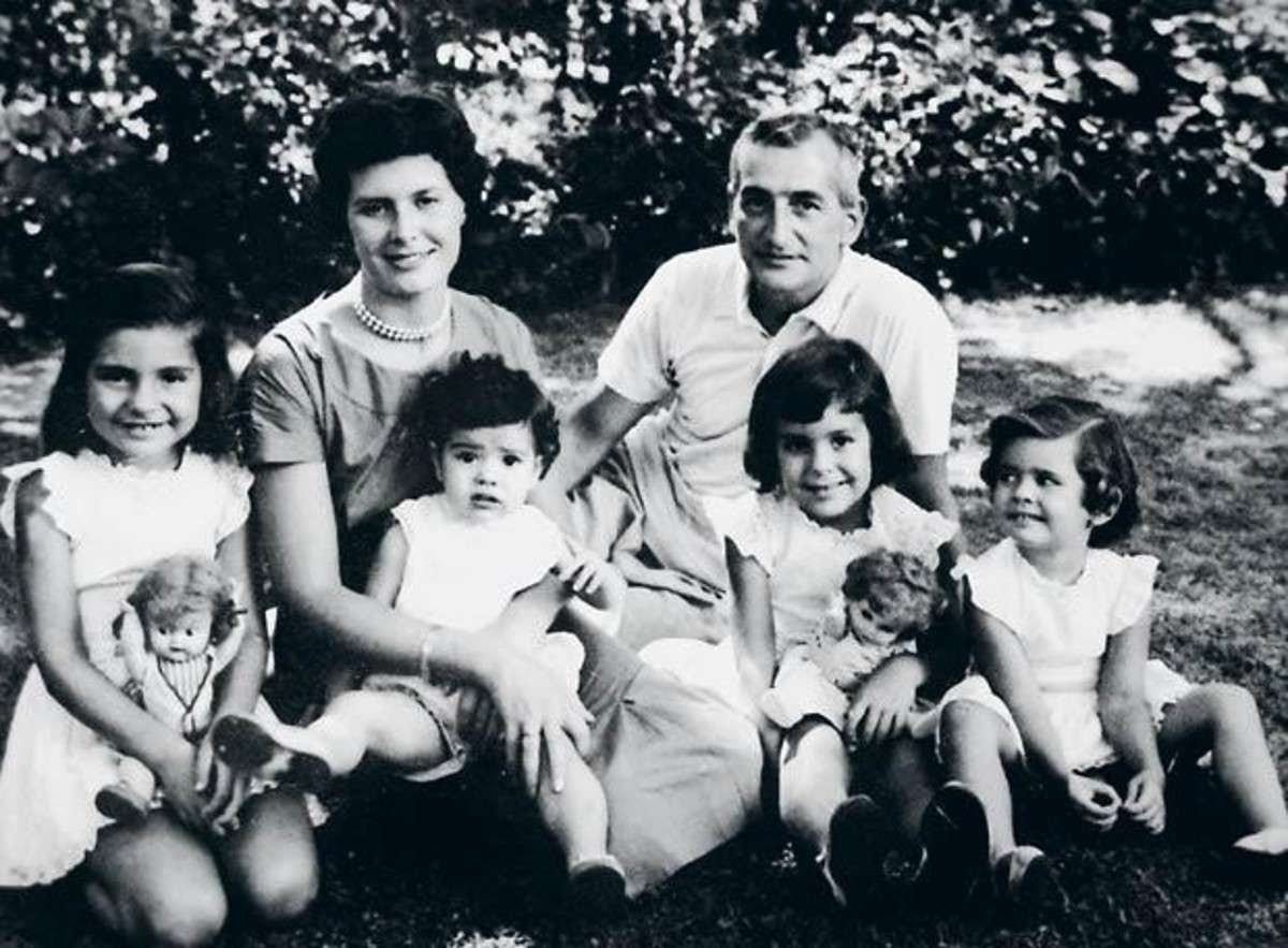 Fotografía de Héctor Gérman Oesterheld junto a su familia (Archivo). Fotografía de Héctor Gérman Oesterheld junto a su familia (Archivo).