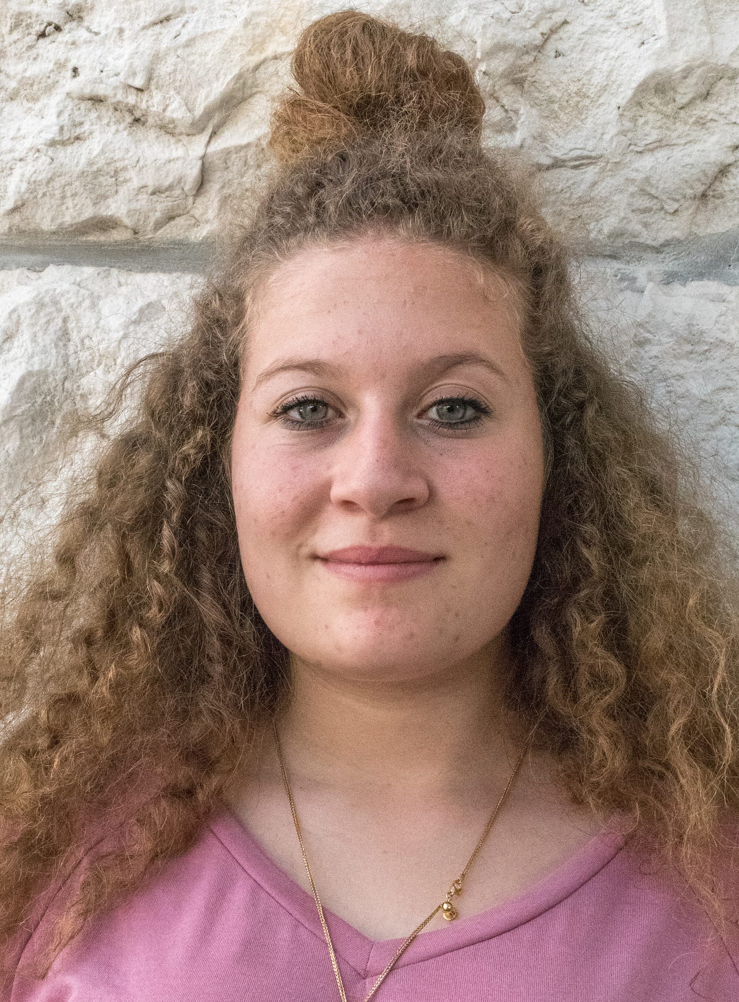 Kuvassa Palestiina-aktivisti ja Hamasin tukija Ahed Tamimi – eli Vihreiden sanoin “tummempi rasisminkokija pahojen valkoisen ylivoiman Israelin juutalaisten edustajien kynsissä”. Kuvassa Palestiina-aktivisti ja Hamasin tukija Ahed Tamimi – eli Vihreiden sanoin “tummempi rasisminkokija pahojen valkoisen ylivoiman Israelin juutalaisten edustajien kynsissä”.