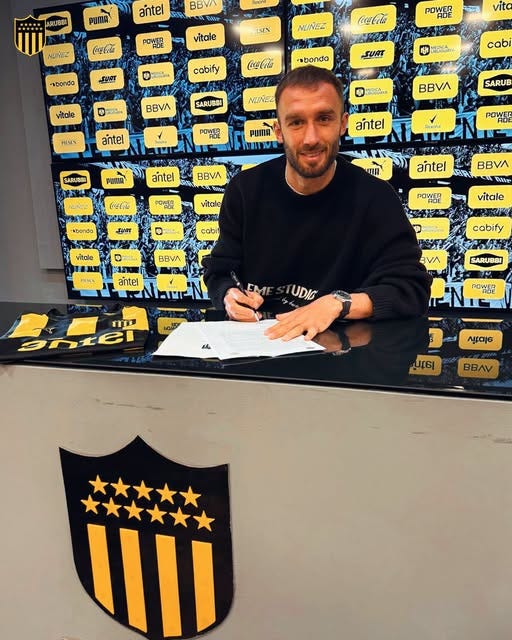 Puede ser una imagen de fútbol y texto