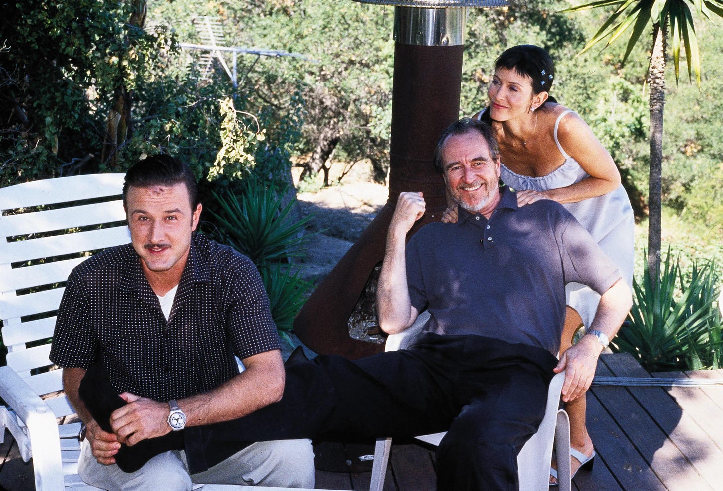 David Arquette, Wes Craven and Courteney Cox on the set of Scream 3 (2000)  : r/Moviesinthemaking