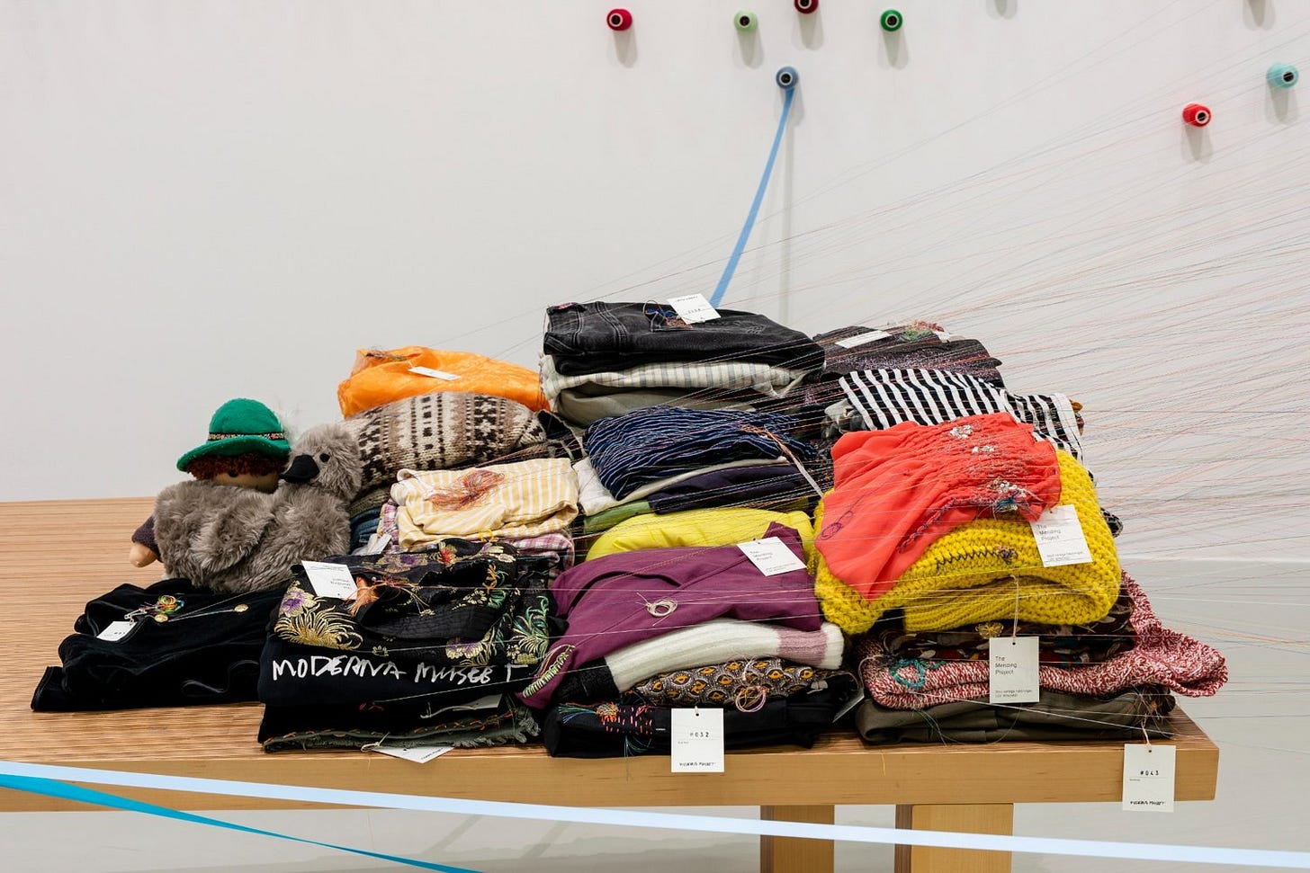 Moderna Museet Malmö 展出李明維作品的展場影像,觀眾在安靜空間中閱讀與停留|來源:Helene Toresdotter / Moderna Museet Moderna Museet Malmö 展出李明維作品的展場影像,觀眾在安靜空間中閱讀與停留|來源:Helene Toresdotter / Moderna Museet