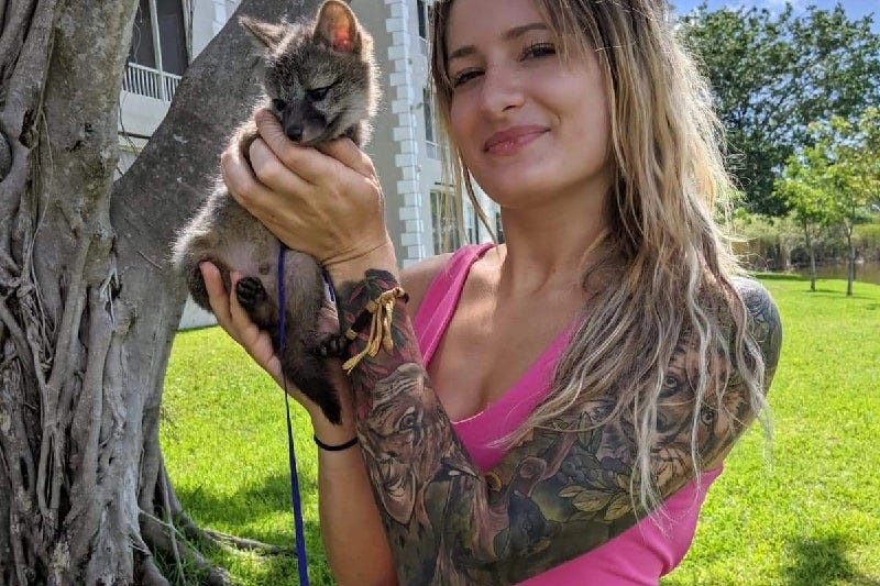 Mikayla Raines, founder of Minnesota's Save A Fox rescue, dies at 29,  husband says - CBS Minnesota