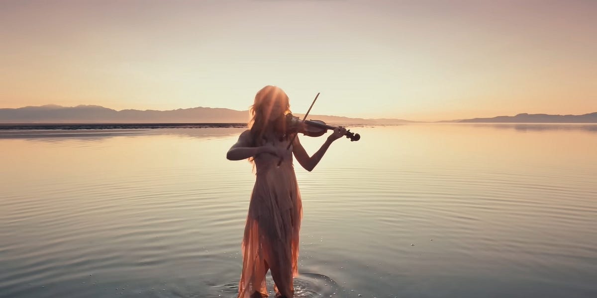 Lindsey Stirling: &ldquo;Angels We Have Heard On High&rdquo; Music Review