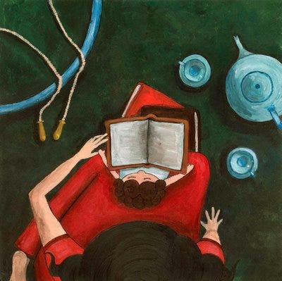 #descrevemospravocê  Ilustração vista de cima mostra um momento íntimo e acolhedor de leitura compartilhada entre uma criança e uma pessoa adulta. A criança está sentada no colo da pessoa adulta, de frente para um livro aberto que repousa sobre seu colo. Ambas usam roupas vermelhas. A criança tem cabelos castanhos presos em dois coques laterais, enquanto a pessoa adulta tem cabelos longos e escuros. Ao redor, sobre um fundo verde escuro que lembra a grama, há uma corda de pular azul com cabos amarelos, uma chaleira azul-clara e duas xícaras da mesma cor, uma delas sobre um pires. A composição transmite uma atmosfera de calma, carinho e conexão por meio da leitura.