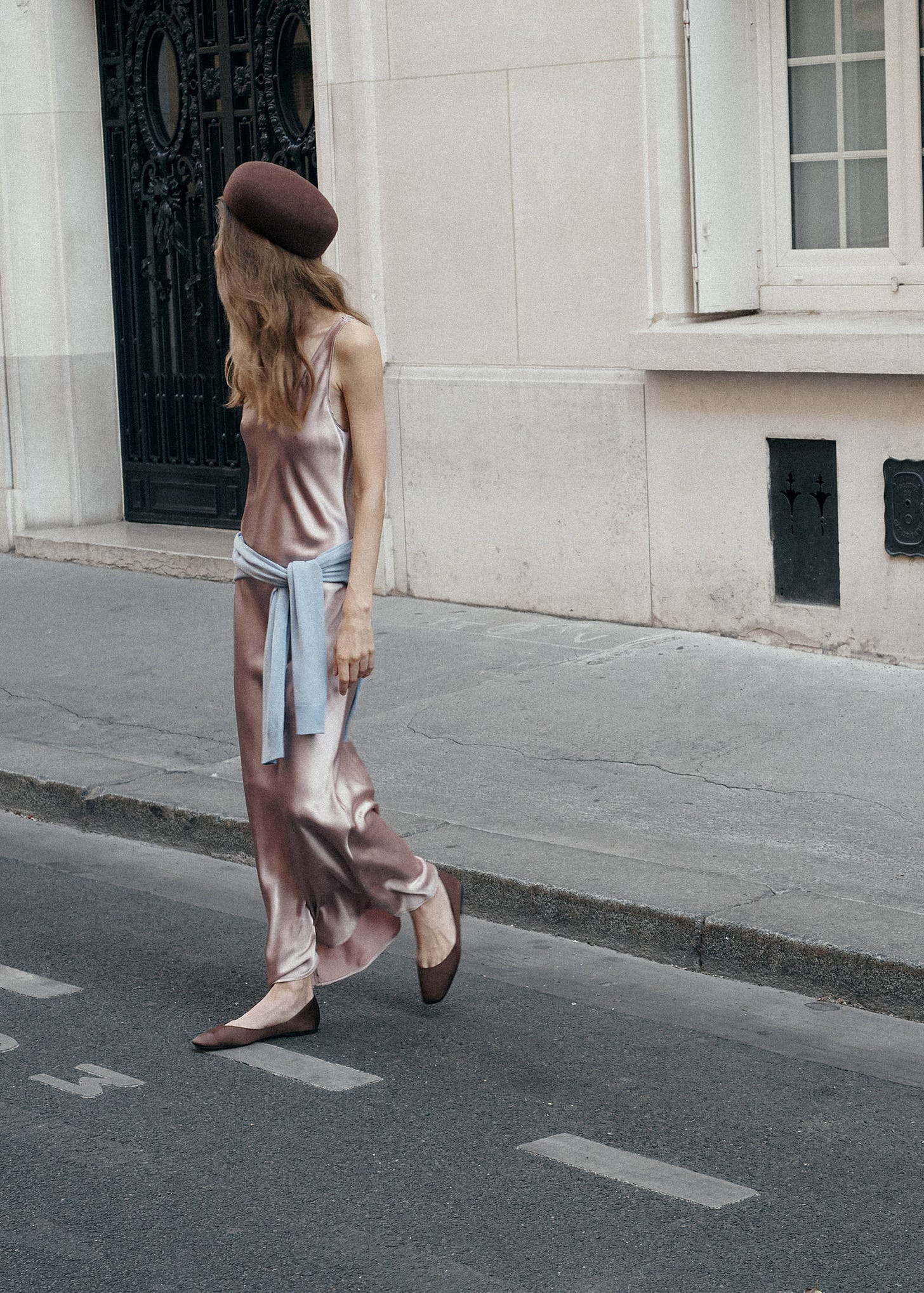 Satin dress with creased effect - General plane