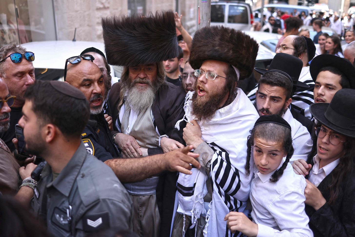 Manifestantes ultraortodoxos protestan contra el hecho de que el Café Basimtá abra durante el Shabat, en Jerusalén, este sábado. Manifestantes ultraortodoxos protestan contra el hecho de que el Café Basimtá abra durante el Shabat, en Jerusalén, este sábado.