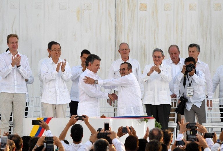 Colombia, FARC rebels sign historic peace deal