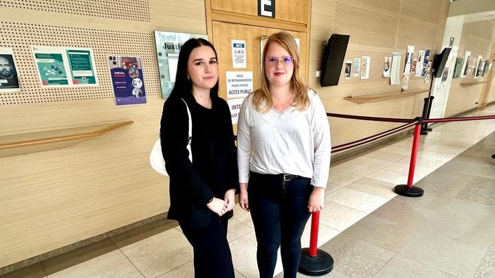 Zoé (left) and Marie (right), in front of the entrance to the broadcast room, in Avignon (Vaucluse), October 9, 2024. (JULIETTE CAMPION / FRANCEINFO) Zoé (left) and Marie (right), in front of the entrance to the broadcast room, in Avignon (Vaucluse), October 9, 2024. (JULIETTE CAMPION / FRANCEINFO)
