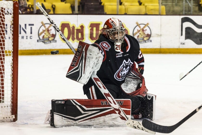college women play ice hockey