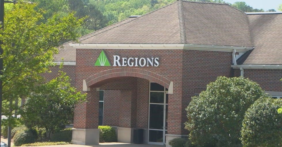 Elderly woman robs bank, turns over money to police