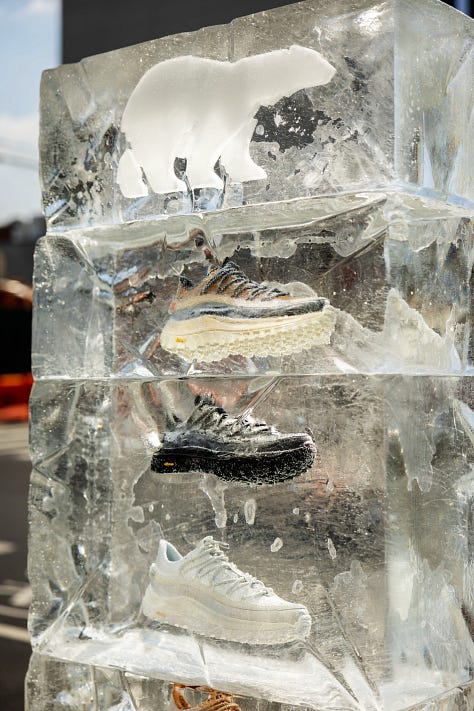 Colecția Callsign Horizon în blocuri de gheață (sursa: outlandermag.com)