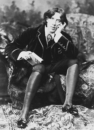 Oscar Wilde in his aesthetic lecturing costume, 1882. Photo by Napoleon  Sarony. Wilde wrote about aesthetic dr… | Oscar wilde, Writers and poets,  Oscar wilde quotes