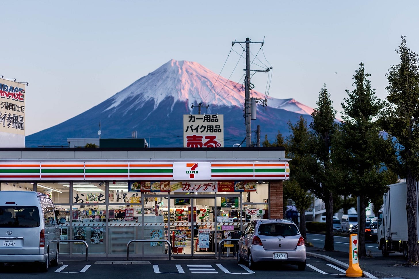 A 7-Eleven near Mount Fuji (Terence Toh Chin Eng/shutterstock.com)