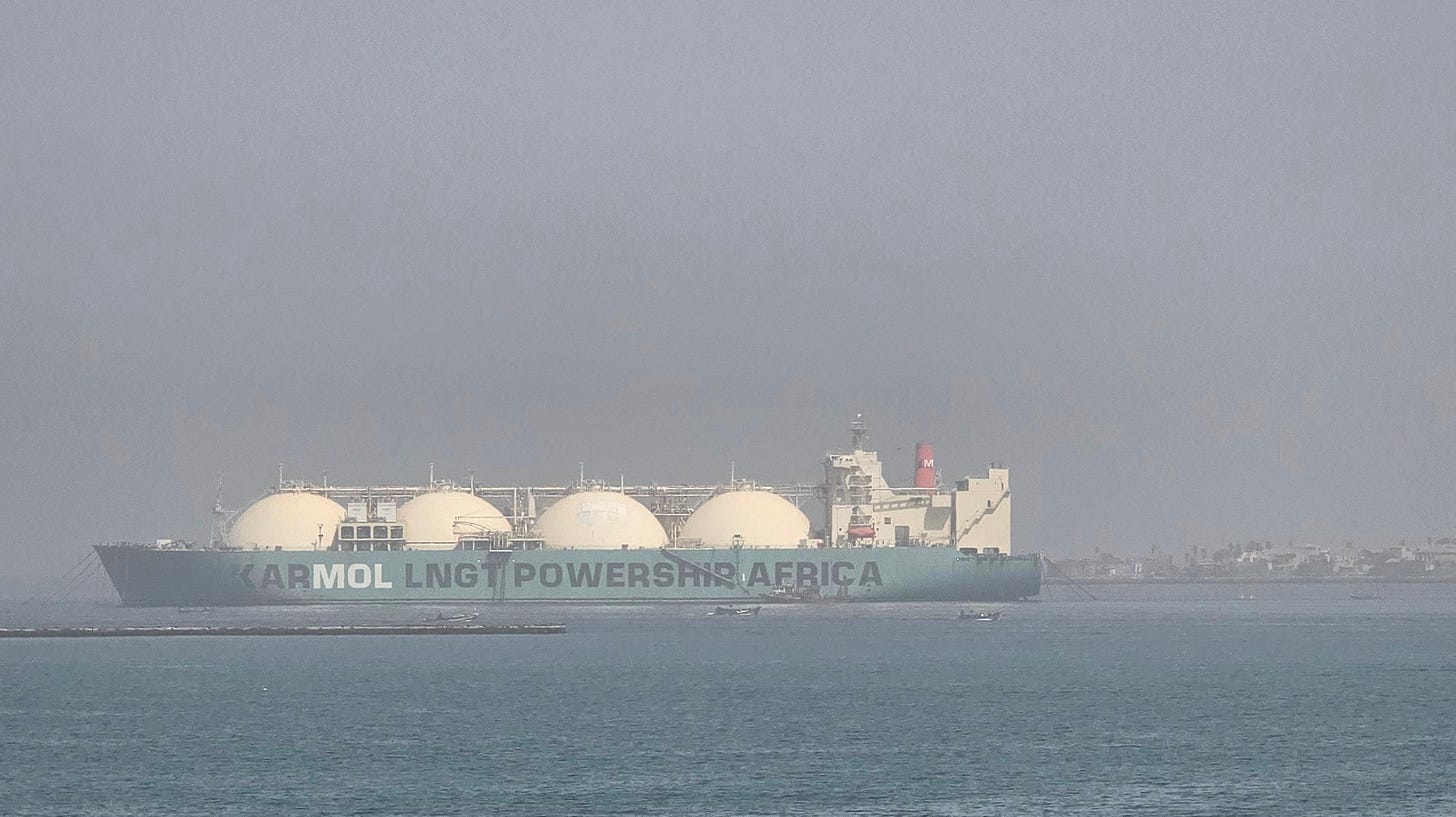 Méthanier converti en unité flottante de stockage et de regazéification dans le port de Dakar, au Sénégal. Méthanier converti en unité flottante de stockage et de regazéification dans le port de Dakar, au Sénégal.