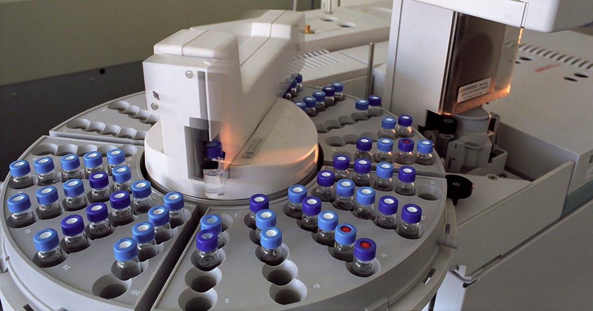 Instrumento de laboratório automatizado, especificamente um amostrador automático de cromatografia com múltiplos frascos, operando em um ambiente científico limpo e bem iluminado. Instrumento de laboratório automatizado, especificamente um amostrador automático de cromatografia com múltiplos frascos, operando em um ambiente científico limpo e bem iluminado.