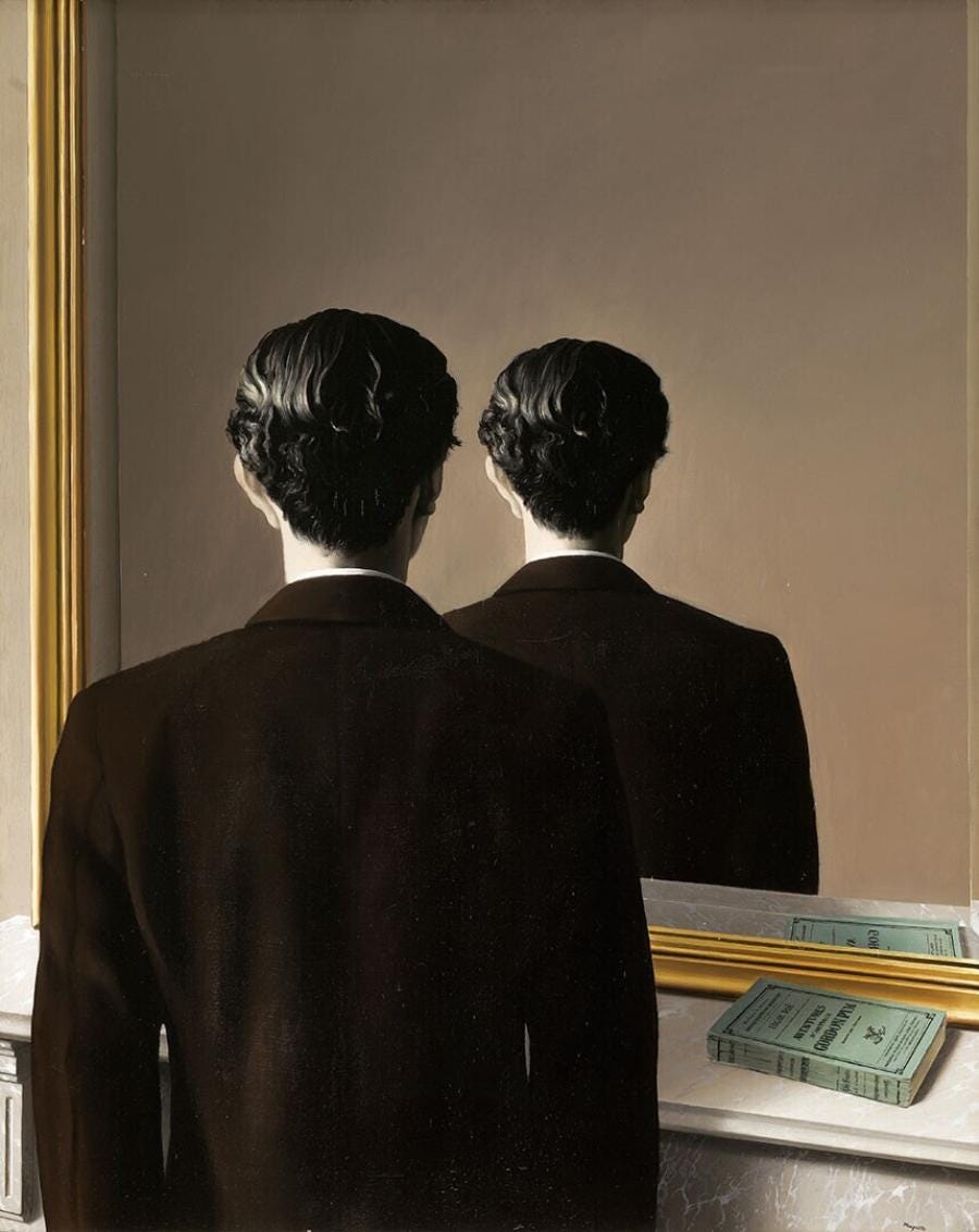 "La reproduction interdite" di René Magritte, 1937. Un ragazzo con giacca marrone sta davanti a uno specchio e riflesso ci vede la sua parte posteriore. Lo specchio ha una piccola mensolina all'altezza della vita del ragazzo con un libro verde posato sopra.