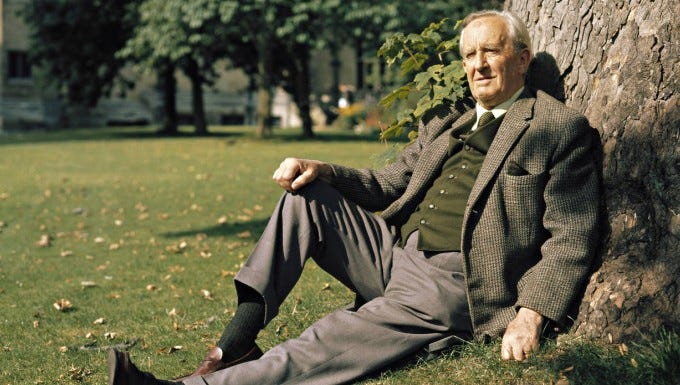 In Hobbitpose: John Ronald Reuel Tolkien (1892 bis 1973) nahm für sein literarisches Werk Anregungen aus unterschiedlichen Epochen auf In Hobbitpose: John Ronald Reuel Tolkien (1892 bis 1973) nahm für sein literarisches Werk Anregungen aus unterschiedlichen Epochen auf