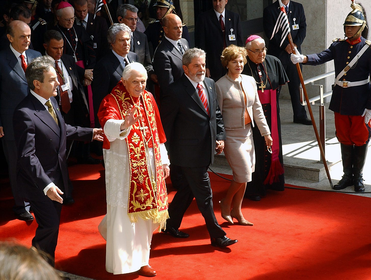 Pope Benedict XVI waves beside Brazilian President Lula and first lady Marisa Letícia in São Paulo