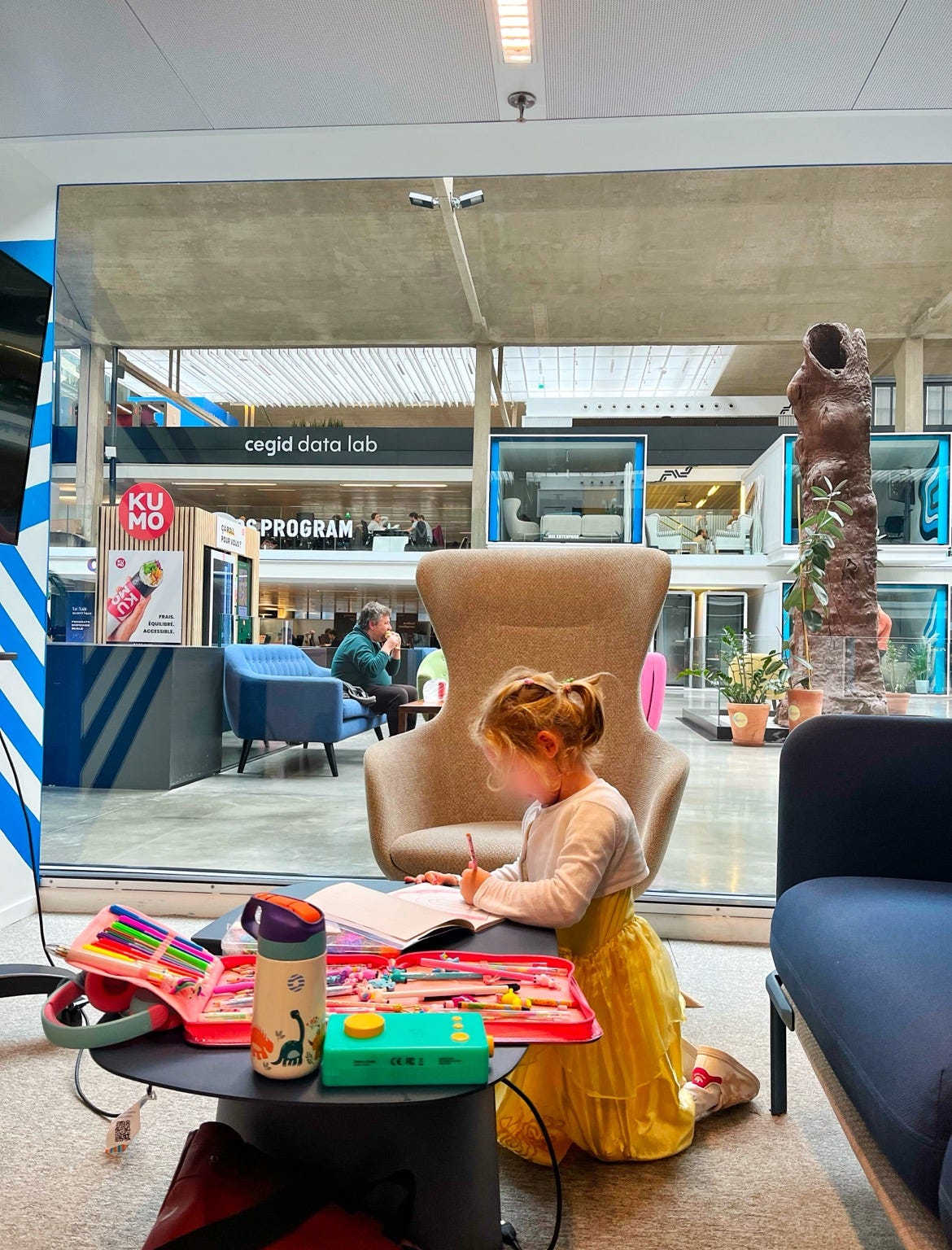 une journée de privilégié au bureau comme une autre, ou ma fille s’occupe pendant que je travaille 😜 une journée de privilégié au bureau comme une autre, ou ma fille s’occupe pendant que je travaille 😜