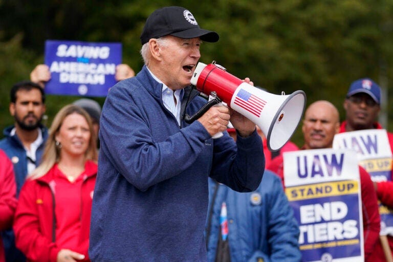 Biden visits UAW picket line in Michigan as strike continues - WHYY
