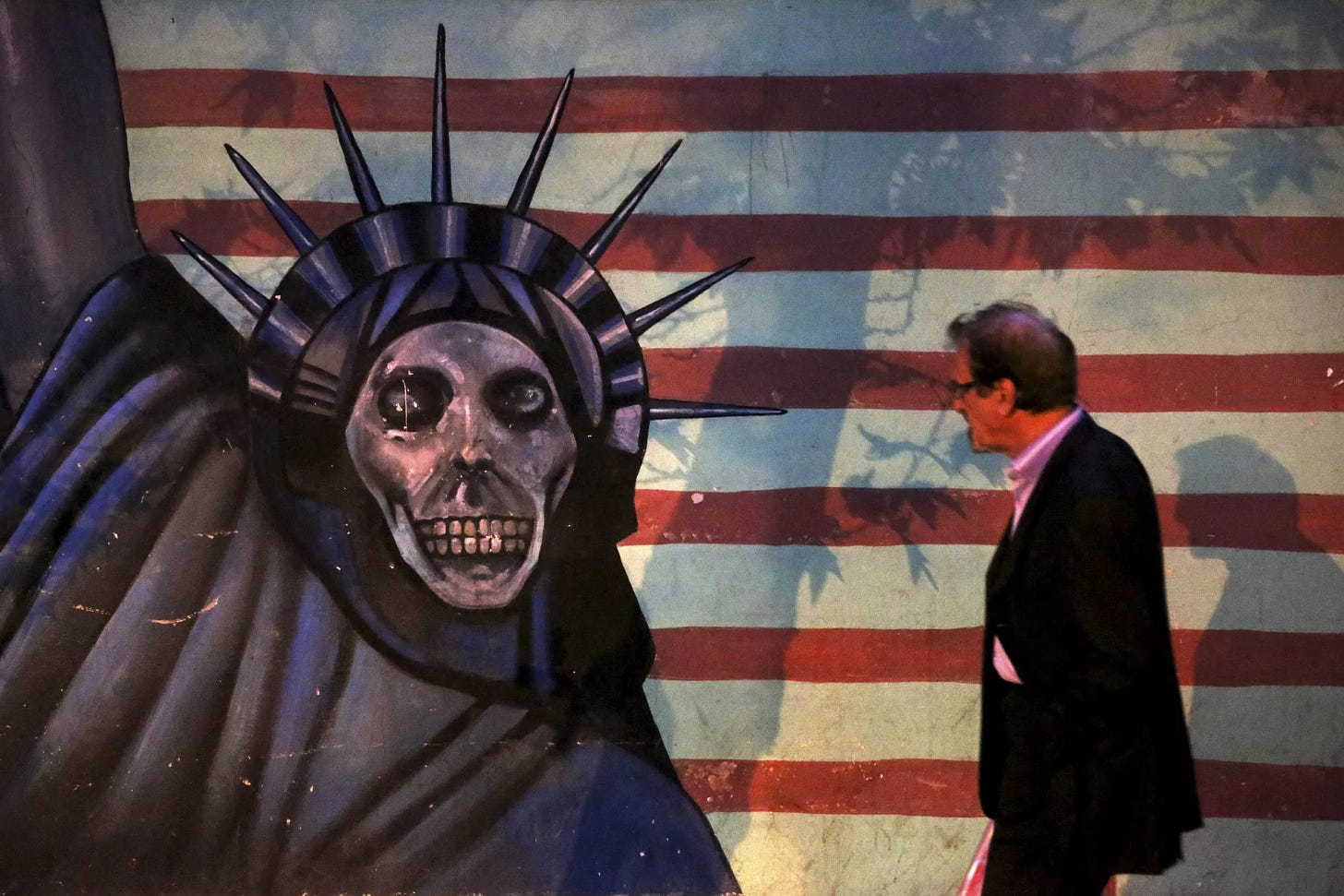 Satirized painting of the Statue of Liberty painted on the wall of the former U.S. Embassy, in Tehran, Iran Satirized painting of the Statue of Liberty painted on the wall of the former U.S. Embassy, in Tehran, Iran - Sputnik India, 1920, 30.06.2024