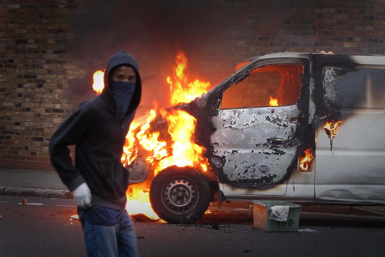 London riots spread as police lose control