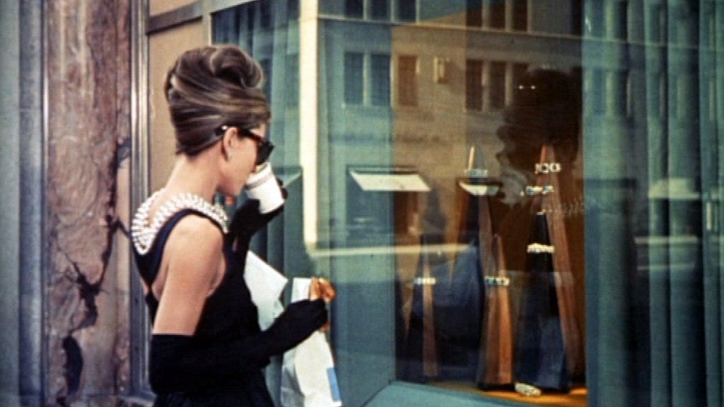 Breakfast at Tiffany's: New York jewellery store opens cafe - BBC News