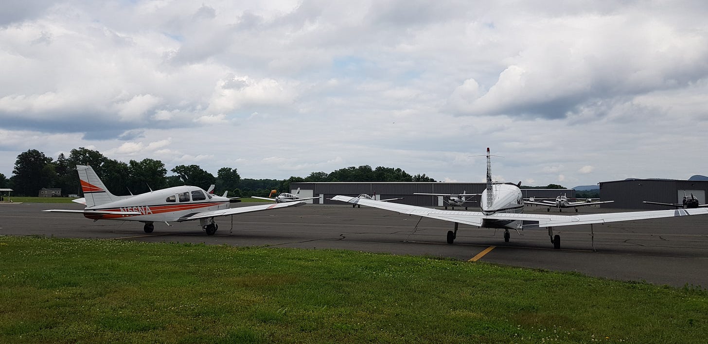 小型機場停機坪上一架小型飛機,空曠跑道延伸向遠方天際。 小型機場停機坪上一架小型飛機,空曠跑道延伸向遠方天際。