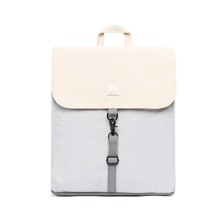 Dos mochilas de la marca Lefrik de los modelos Handy mini y Scout mini en color gris y blanco