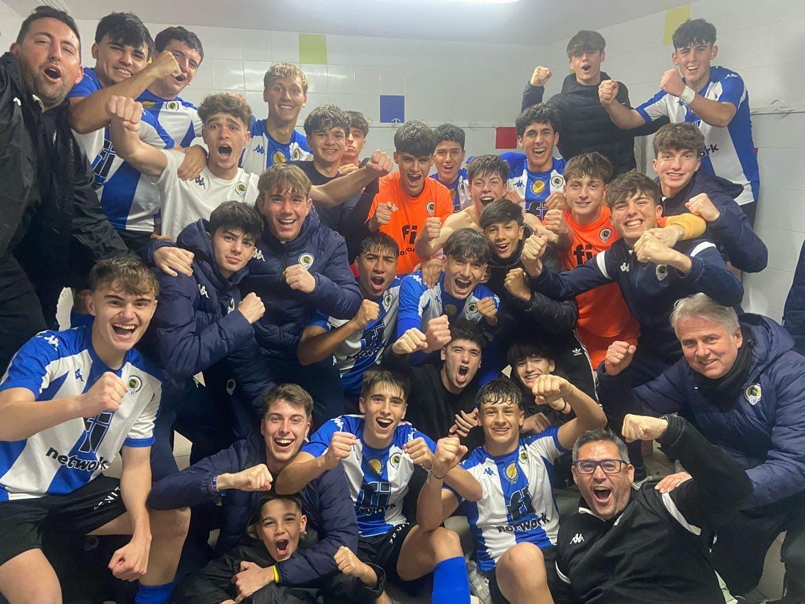 El Juvenil C celebrando la victoria