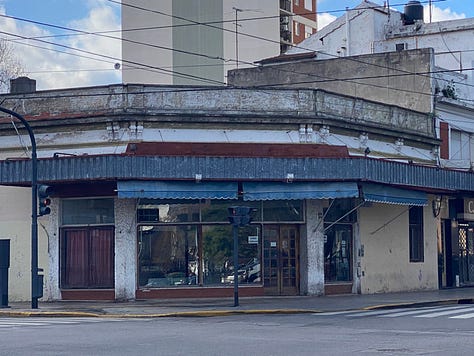 Pasty, facturas, medialunas, mate, vigilante, flores, tortita negra