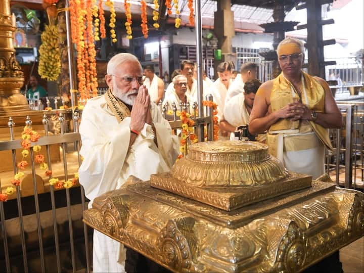 PM Modi Visits Kerala's Thriprayar Ramaswamy Temple, Felicitates Artists  Who Preformed 'Malayalam Ramayan'