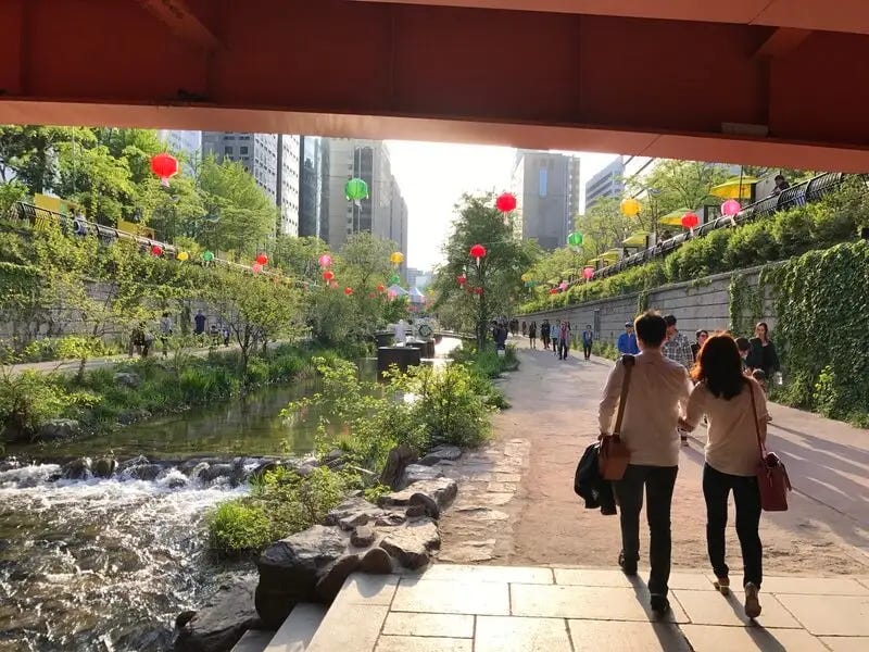 Cheonggyecheon tras su transformación en corredor verde