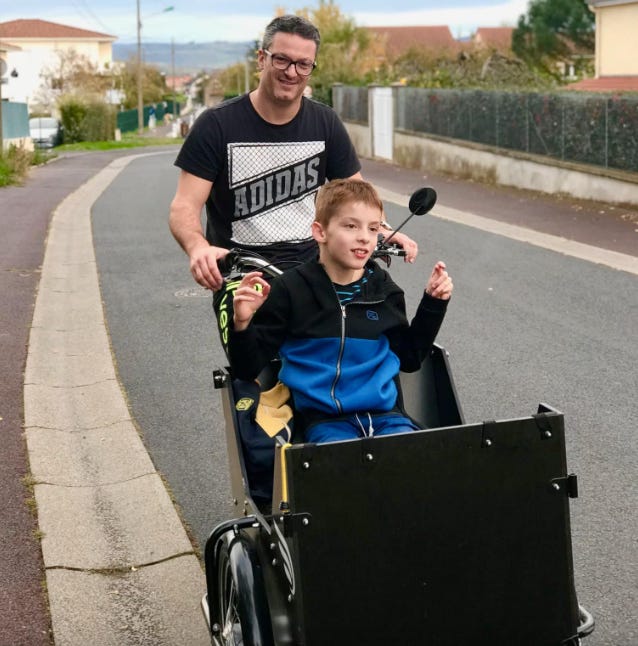 Erwan et son papa sur un velo cargo