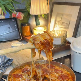 gluten free hot honey pepperoni pizza skillet (one pan, 30 minutes)